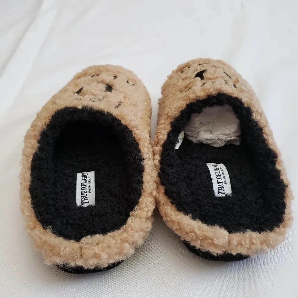 TRUE RELIGION men’s Faux Shearling Slippers Camel Beige Black